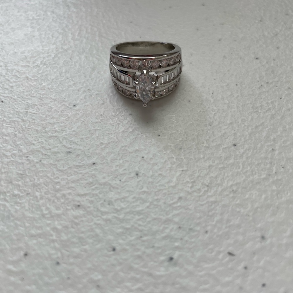 ⭐️🆕 Elegant Silver Ring with Clear Stones - Picture 5 of 7